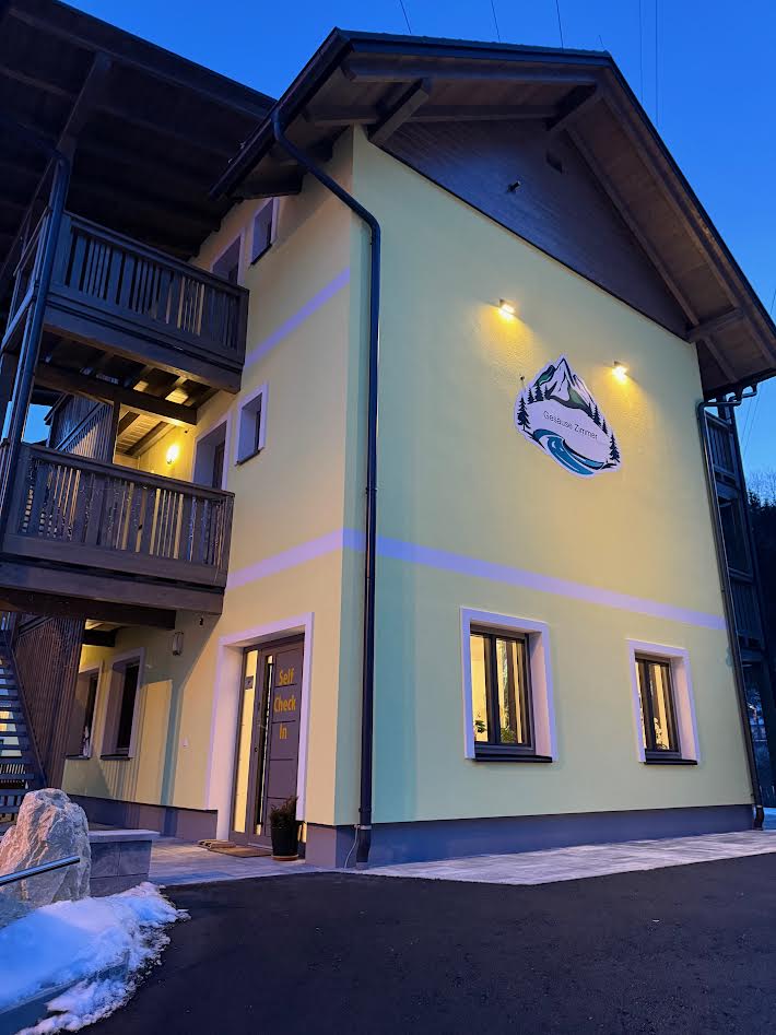 Außenansicht des Gesäuse Zimmer Motels bei Nacht